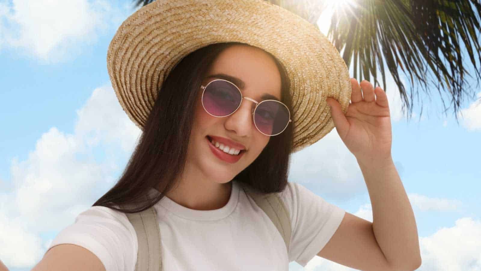 Traveler woman with sunglasses